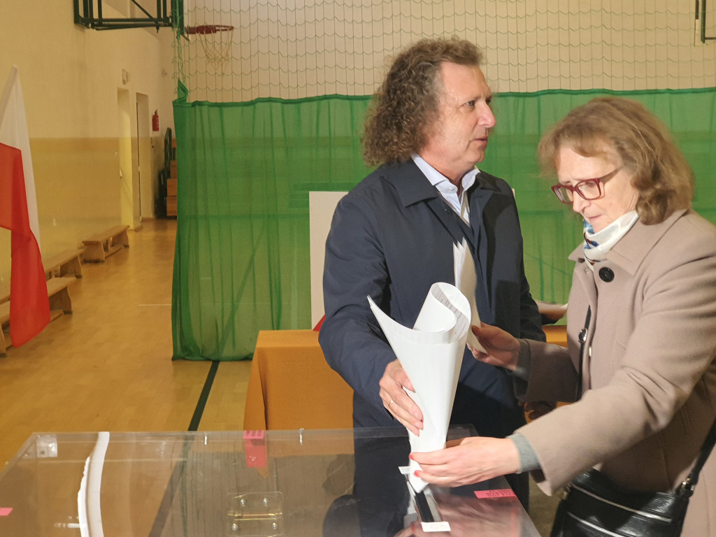Sopocianie idą głosować! Tłumy w lokalach wyborczych [FOTO]