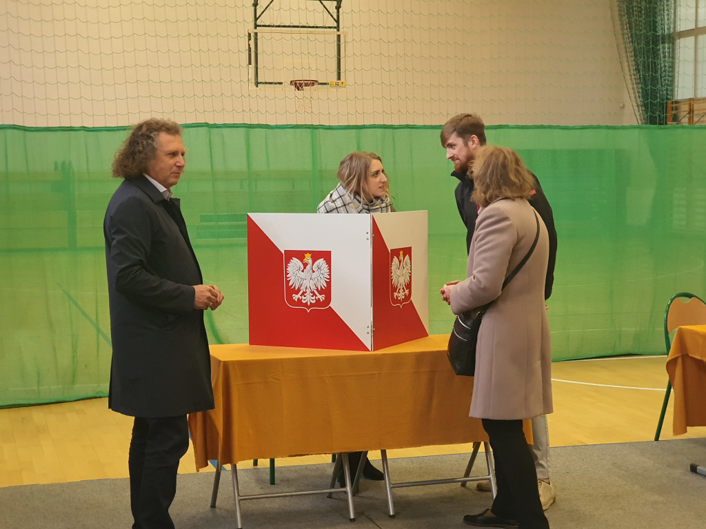 Sopocianie idą głosować! Tłumy w lokalach wyborczych [FOTO]