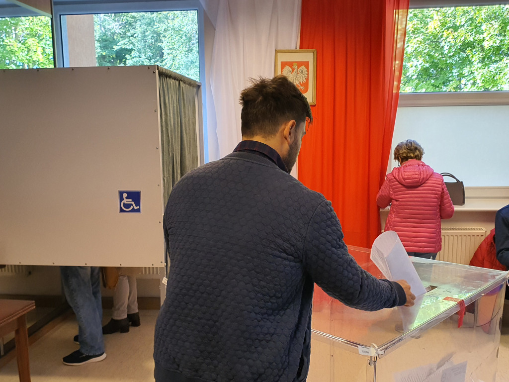 Sopocianie idą głosować! Tłumy w lokalach wyborczych [FOTO]