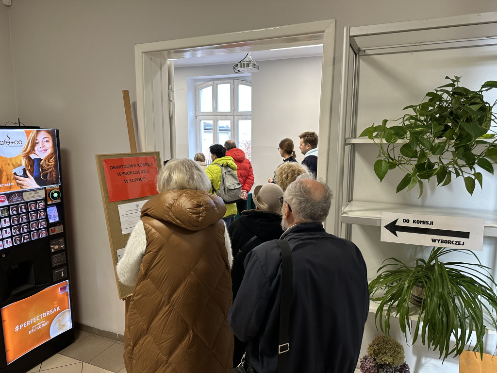 Sopocianie idą głosować! Tłumy w lokalach wyborczych [FOTO]