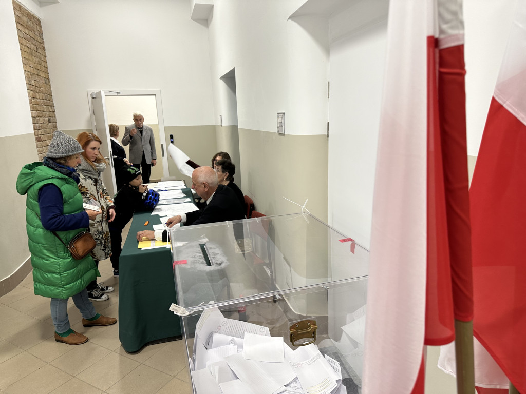 Sopocianie idą głosować! Tłumy w lokalach wyborczych [FOTO]