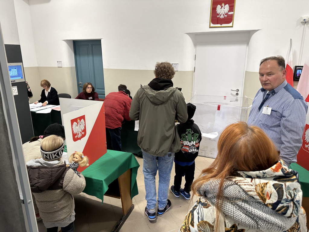 Sopocianie idą głosować! Tłumy w lokalach wyborczych [FOTO]