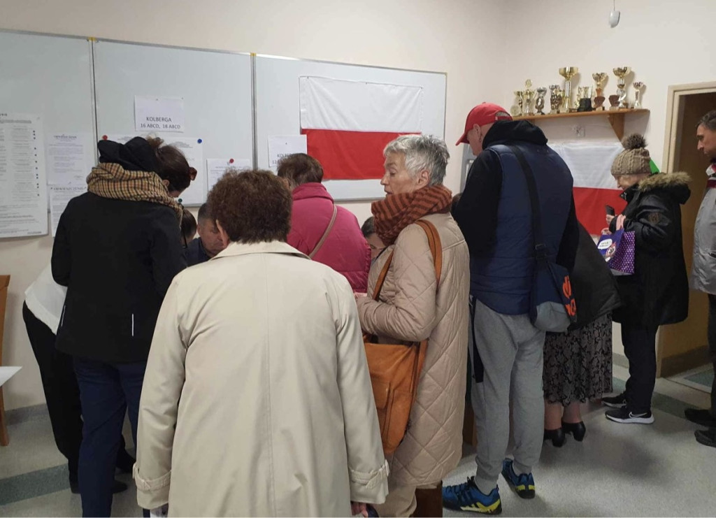Sopocianie idą głosować! Tłumy w lokalach wyborczych [FOTO]