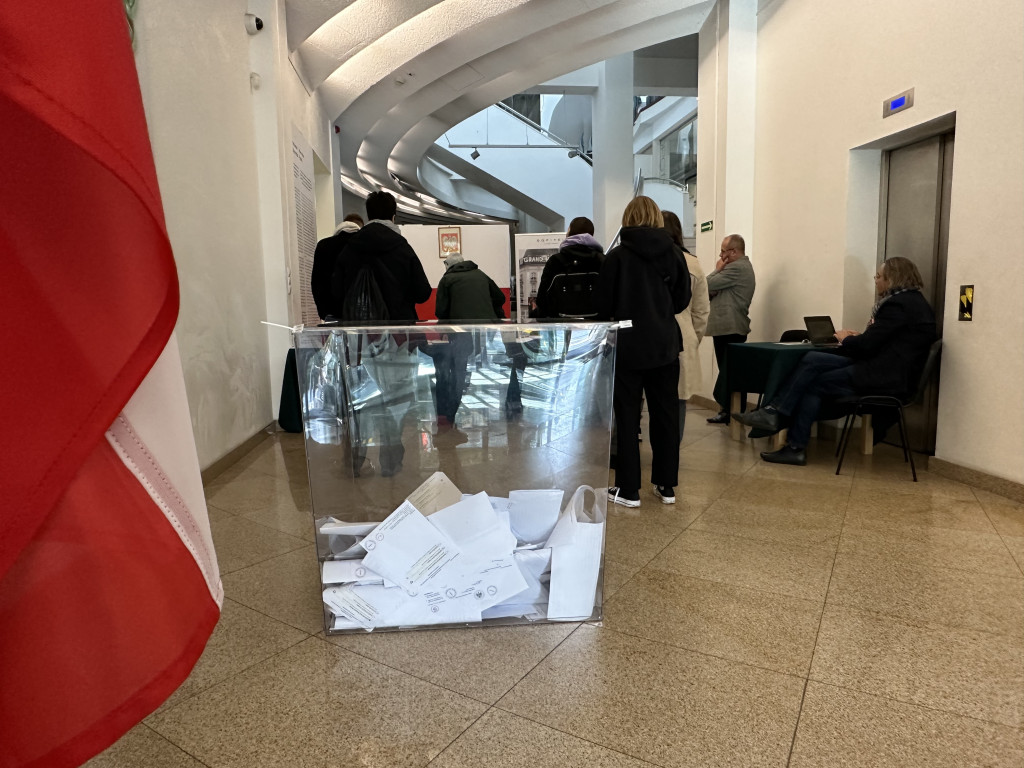 Sopocianie idą głosować! Tłumy w lokalach wyborczych [FOTO]