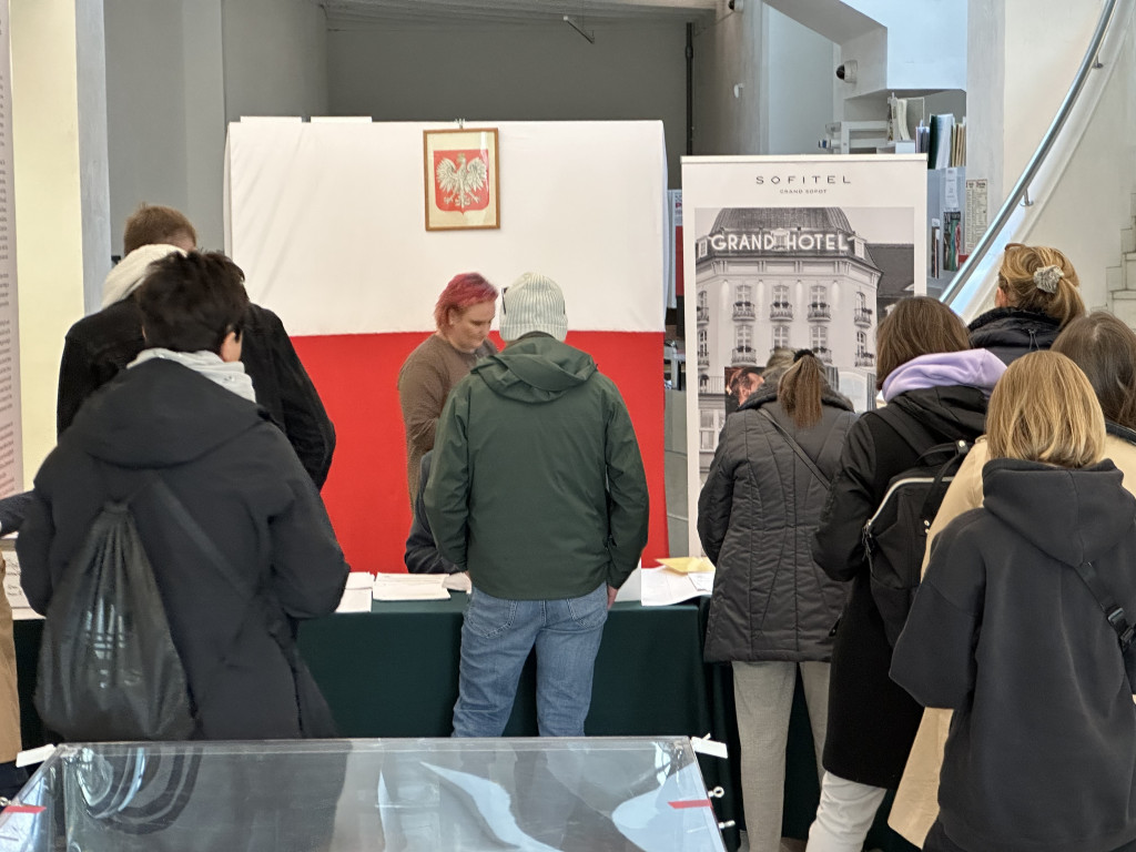Sopocianie idą głosować! Tłumy w lokalach wyborczych [FOTO]