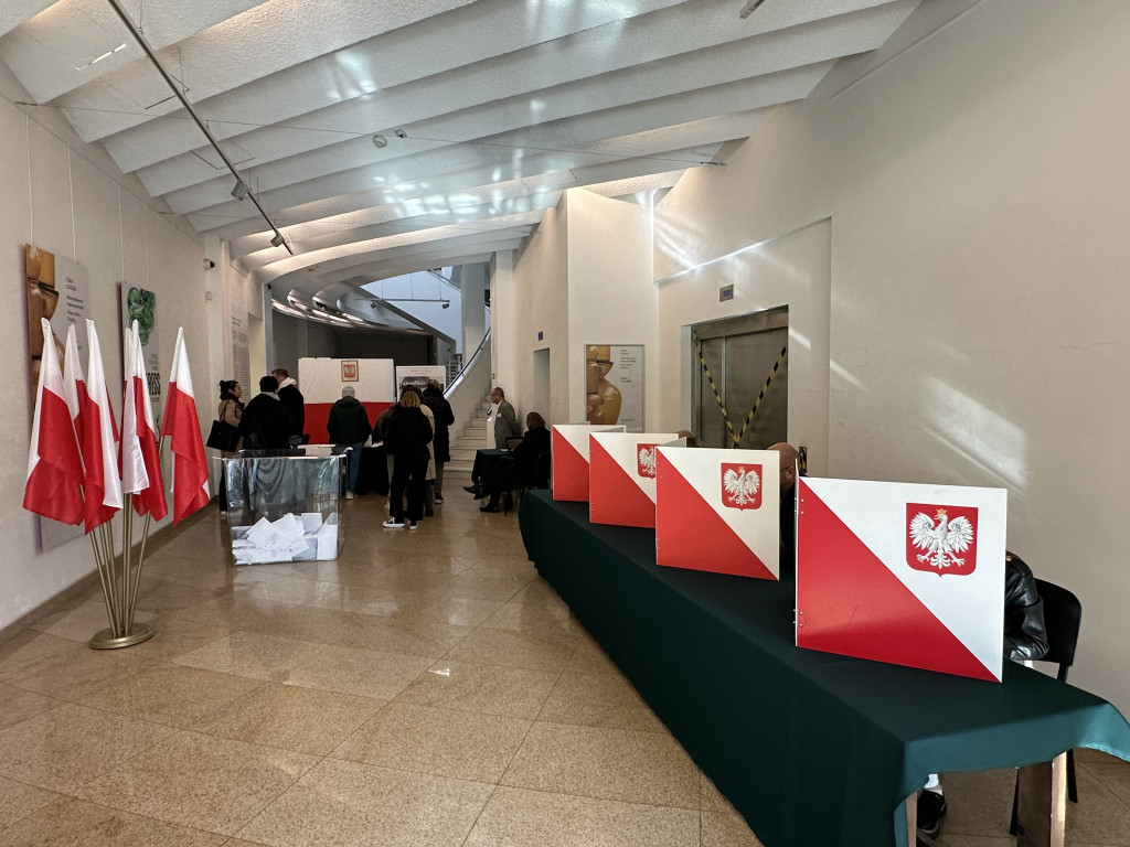 Sopocianie idą głosować! Tłumy w lokalach wyborczych [FOTO]