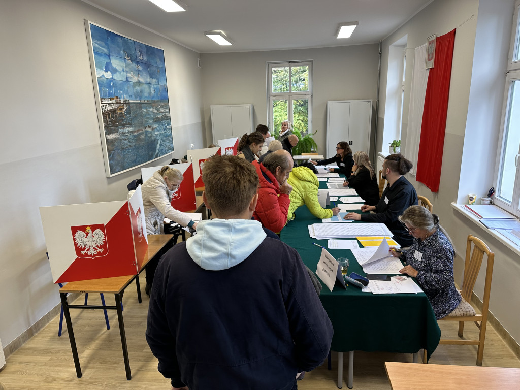 Sopocianie idą głosować! Tłumy w lokalach wyborczych [FOTO]