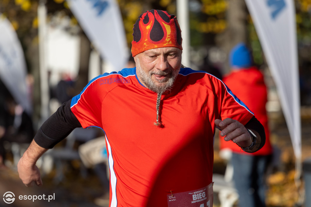 Biegacze utworzyli żywą flagę! Tłumy na sopockim Biegu Niepodległości [FOTO]