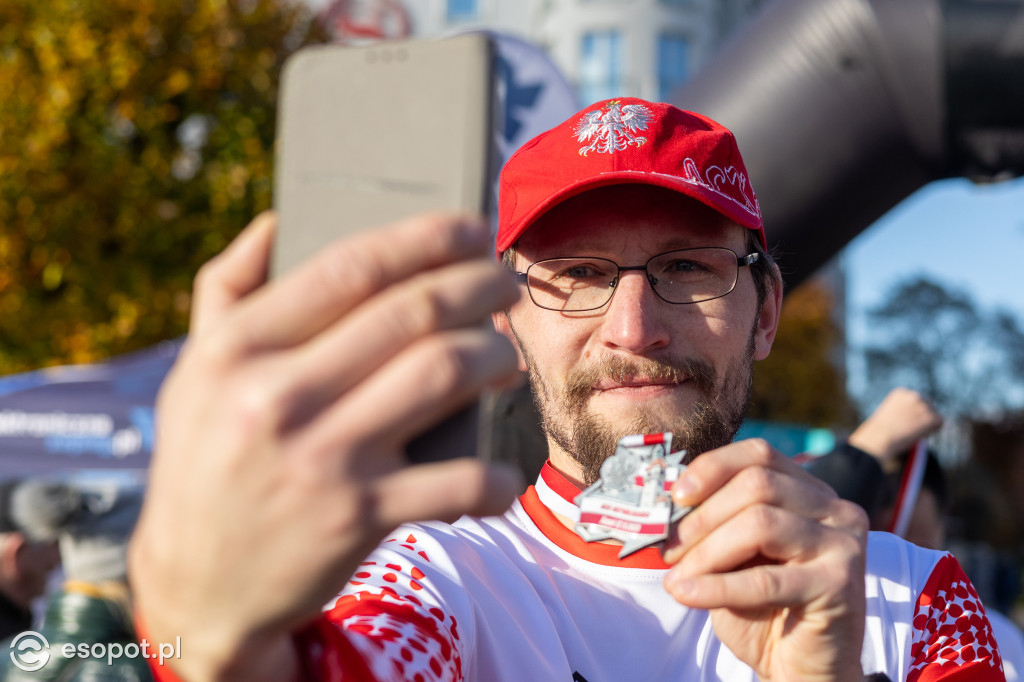 Biegacze utworzyli żywą flagę! Tłumy na sopockim Biegu Niepodległości [FOTO]