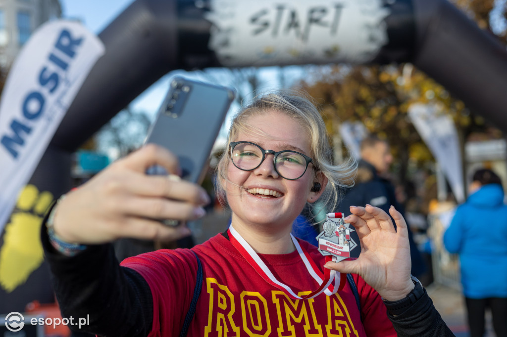 Biegacze utworzyli żywą flagę! Tłumy na sopockim Biegu Niepodległości [FOTO]