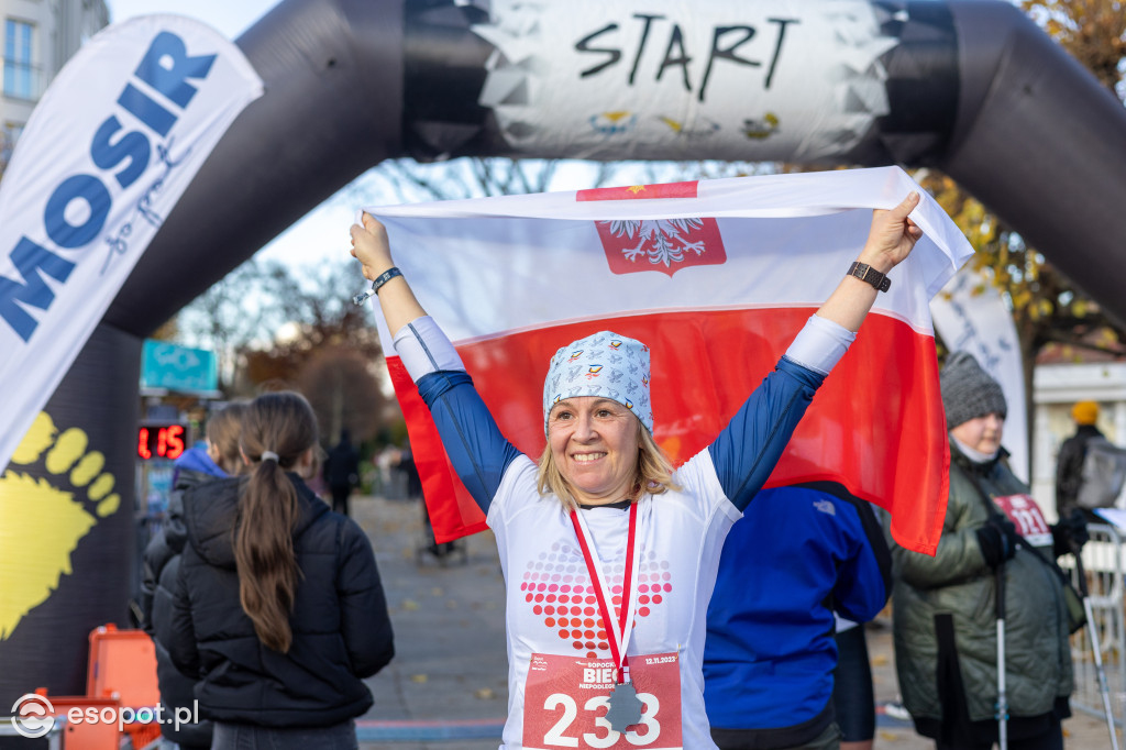 Biegacze utworzyli żywą flagę! Tłumy na sopockim Biegu Niepodległości [FOTO]