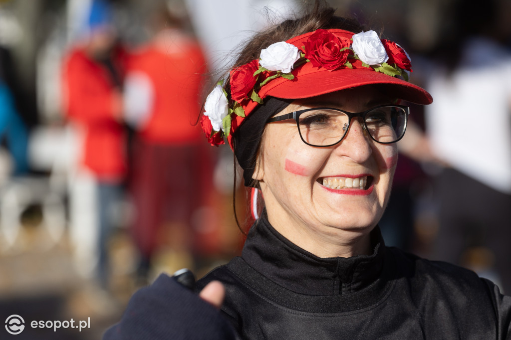 Biegacze utworzyli żywą flagę! Tłumy na sopockim Biegu Niepodległości [FOTO]