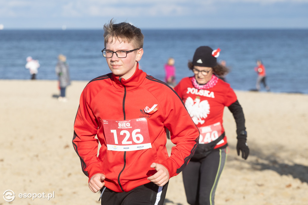 Biegacze utworzyli żywą flagę! Tłumy na sopockim Biegu Niepodległości [FOTO]