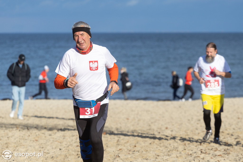 Biegacze utworzyli żywą flagę! Tłumy na sopockim Biegu Niepodległości [FOTO]