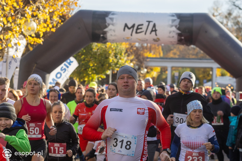 Biegacze utworzyli żywą flagę! Tłumy na sopockim Biegu Niepodległości [FOTO]