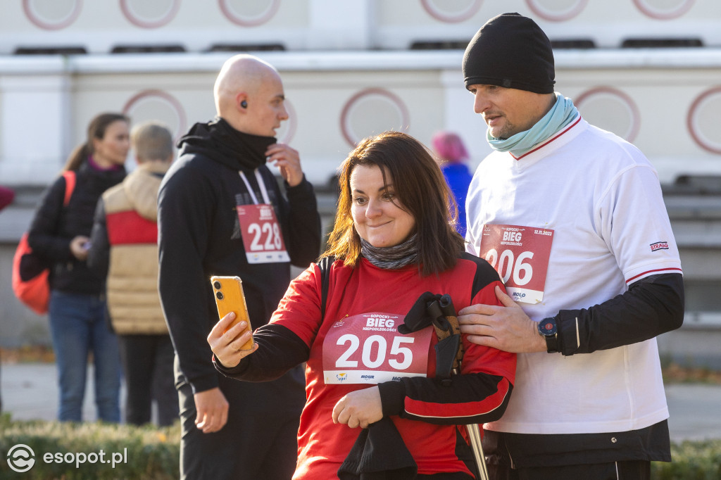 Biegacze utworzyli żywą flagę! Tłumy na sopockim Biegu Niepodległości [FOTO]