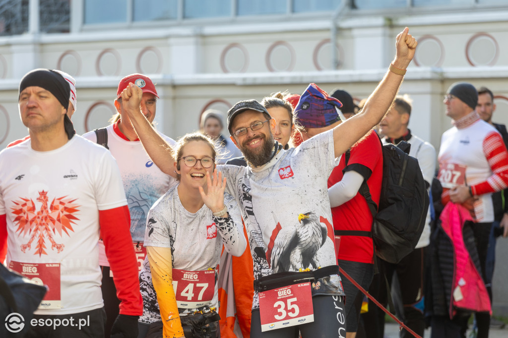 Biegacze utworzyli żywą flagę! Tłumy na sopockim Biegu Niepodległości [FOTO]