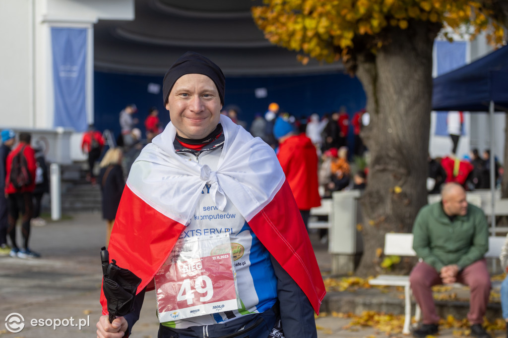Biegacze utworzyli żywą flagę! Tłumy na sopockim Biegu Niepodległości [FOTO]