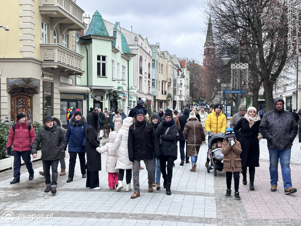 Tłumy spacerowiczów i silny wiatr w Sopocie! Kurort na świątecznych zdjęciach [FOTO]