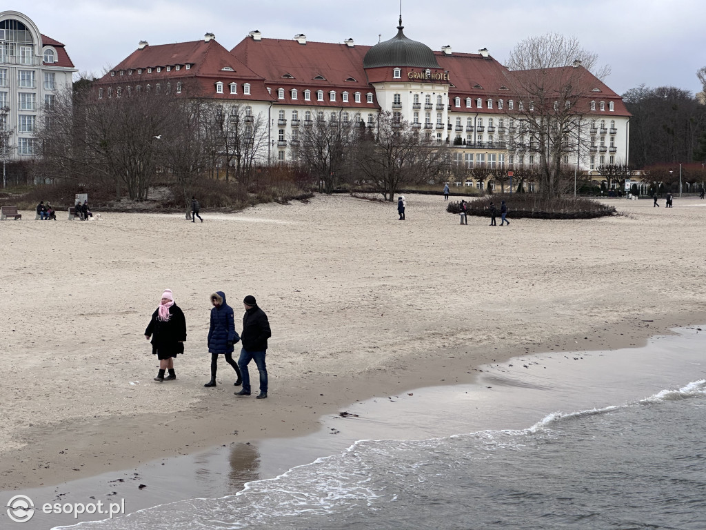 Tłumy spacerowiczów i silny wiatr w Sopocie! Kurort na świątecznych zdjęciach [FOTO]