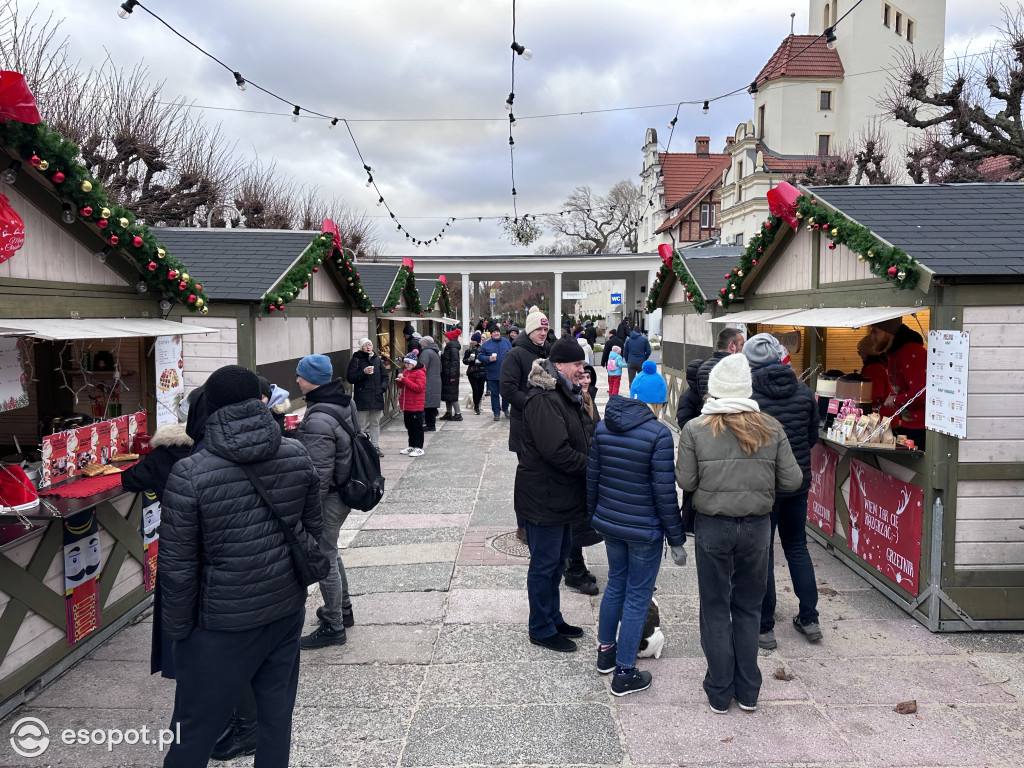 Tłumy spacerowiczów i silny wiatr w Sopocie! Kurort na świątecznych zdjęciach [FOTO]