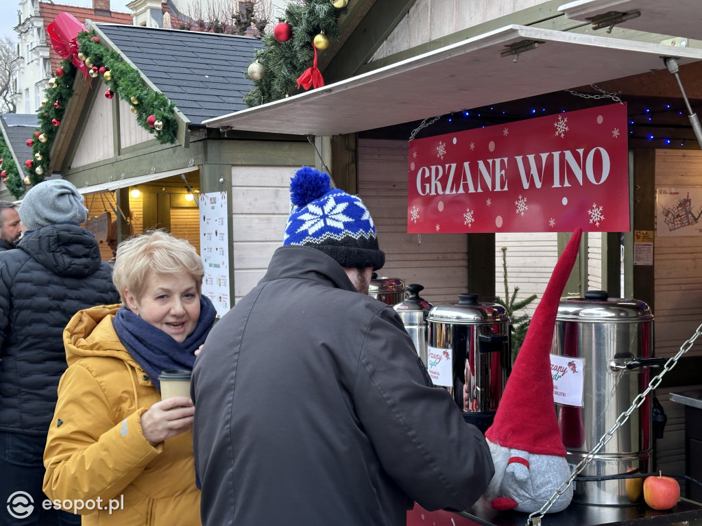 Tłumy spacerowiczów i silny wiatr w Sopocie! Kurort na świątecznych zdjęciach [FOTO]