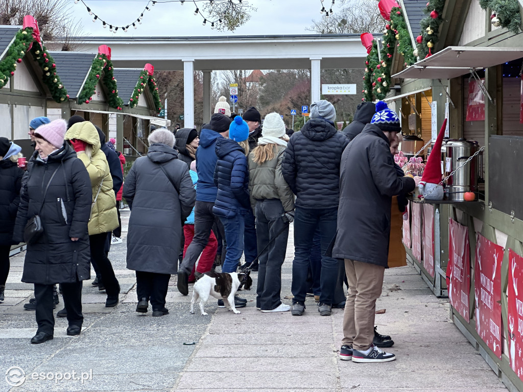 Tłumy spacerowiczów i silny wiatr w Sopocie! Kurort na świątecznych zdjęciach [FOTO]