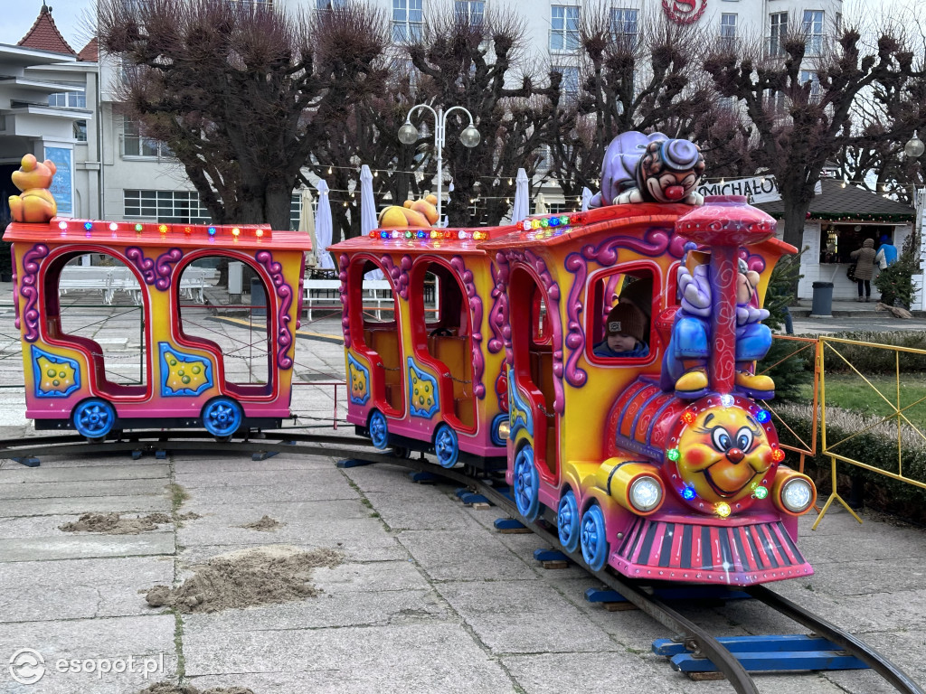 Tłumy spacerowiczów i silny wiatr w Sopocie! Kurort na świątecznych zdjęciach [FOTO]