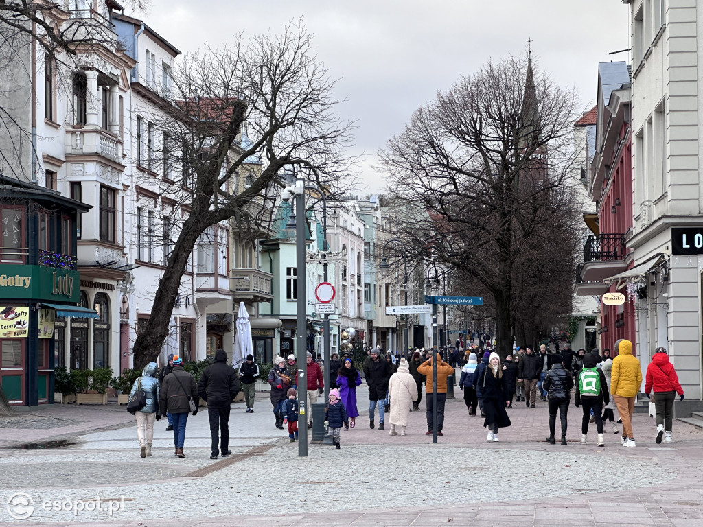 Tłumy spacerowiczów i silny wiatr w Sopocie! Kurort na świątecznych zdjęciach [FOTO]