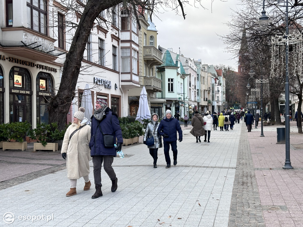 Tłumy spacerowiczów i silny wiatr w Sopocie! Kurort na świątecznych zdjęciach [FOTO]