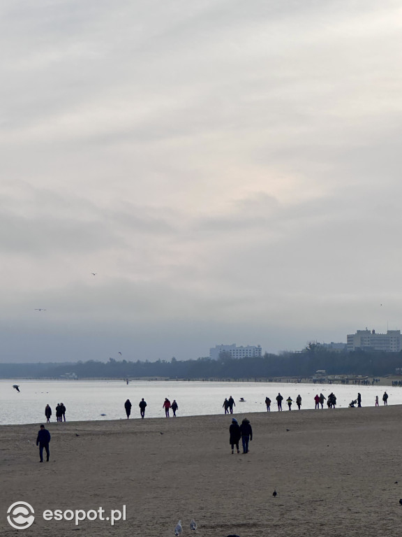 Sopot na zdjęciach w ostatni dzień roku! Tłumy w kurorcie i pozytywna atmosfera [FOTO]