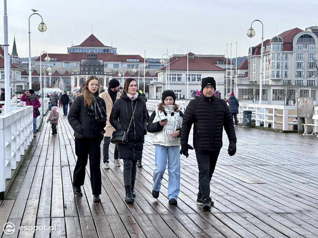 Sopot na zdjęciach w ostatni dzień roku! Tłumy w kurorcie i pozytywna atmosfera [FOTO]