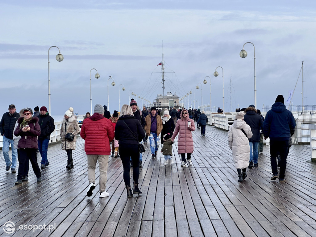 Sopot na zdjęciach w ostatni dzień roku! Tłumy w kurorcie i pozytywna atmosfera [FOTO]