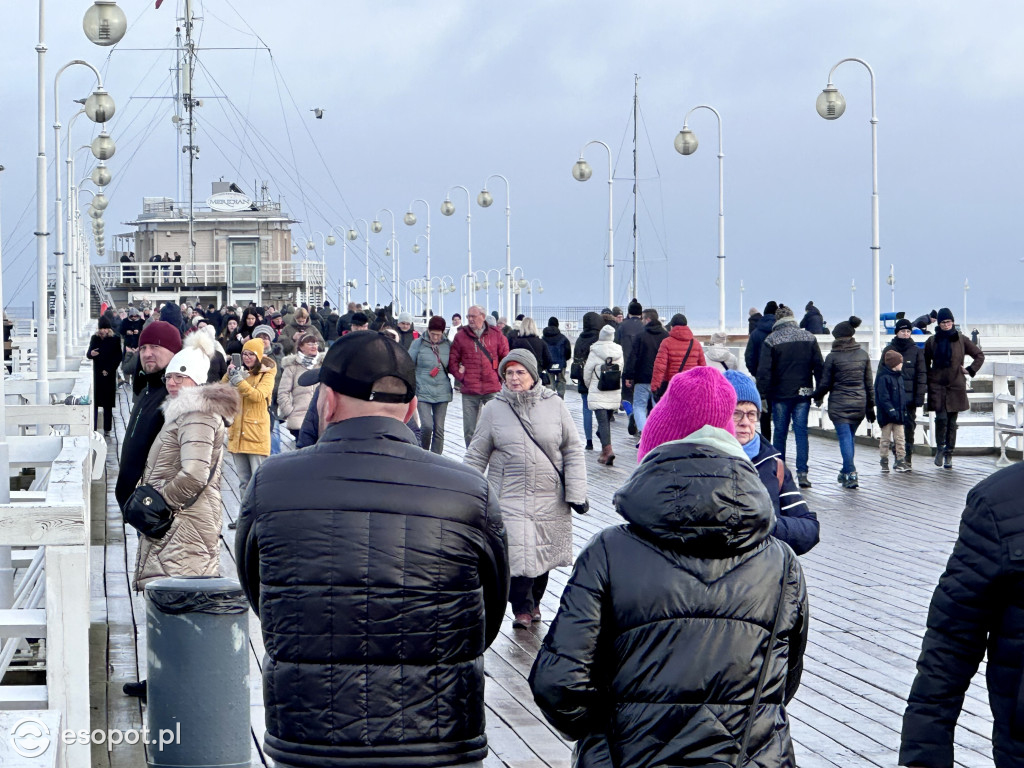 Sopot na zdjęciach w ostatni dzień roku! Tłumy w kurorcie i pozytywna atmosfera [FOTO]