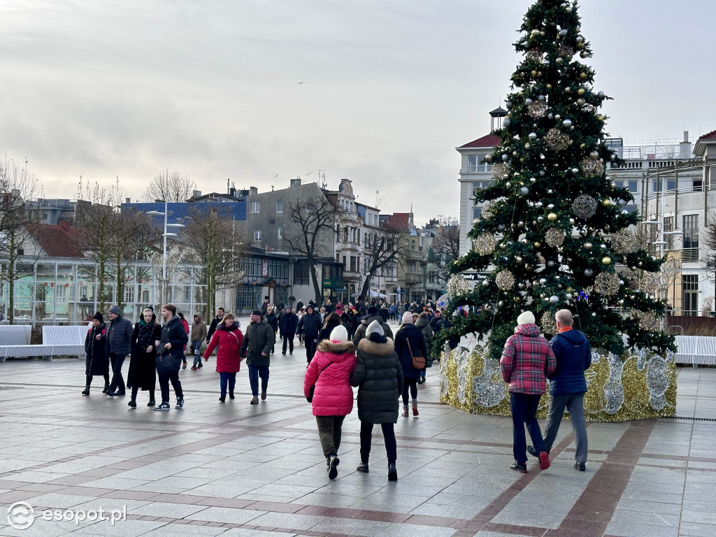 Sopot na zdjęciach w ostatni dzień roku! Tłumy w kurorcie i pozytywna atmosfera [FOTO]