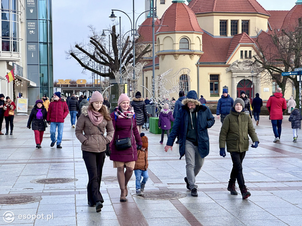 Sopot na zdjęciach w ostatni dzień roku! Tłumy w kurorcie i pozytywna atmosfera [FOTO]