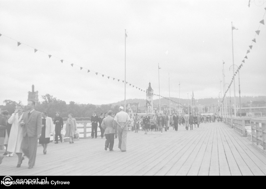 Sopot i Gdynia na archiwalnych zdjęciach! Zobacz niezwykłe kadry z lat 1948-1953 [FOTO]