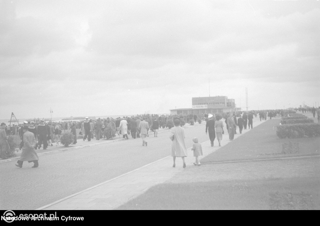 Sopot i Gdynia na archiwalnych zdjęciach! Zobacz niezwykłe kadry z lat 1948-1953 [FOTO]