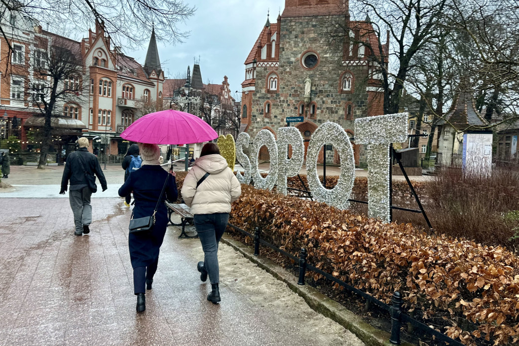 Sopot przywitał czas ferii zimowych na mokro! Pochmurny kurort na zdjęciach [FOTO]