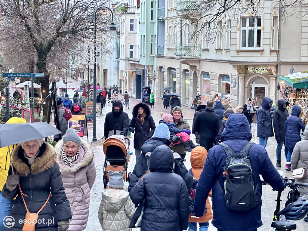 Sopot przywitał czas ferii zimowych na mokro! Pochmurny kurort na zdjęciach [FOTO]