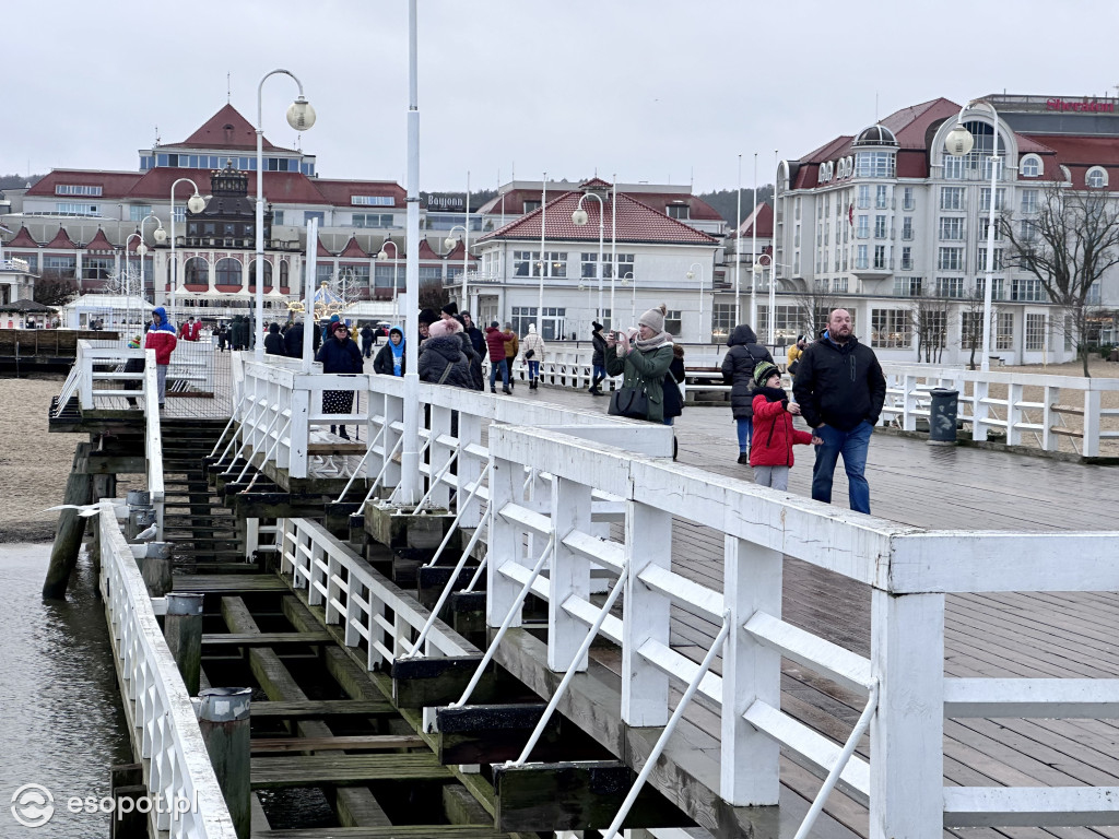 Sopot przywitał czas ferii zimowych na mokro! Pochmurny kurort na zdjęciach [FOTO]