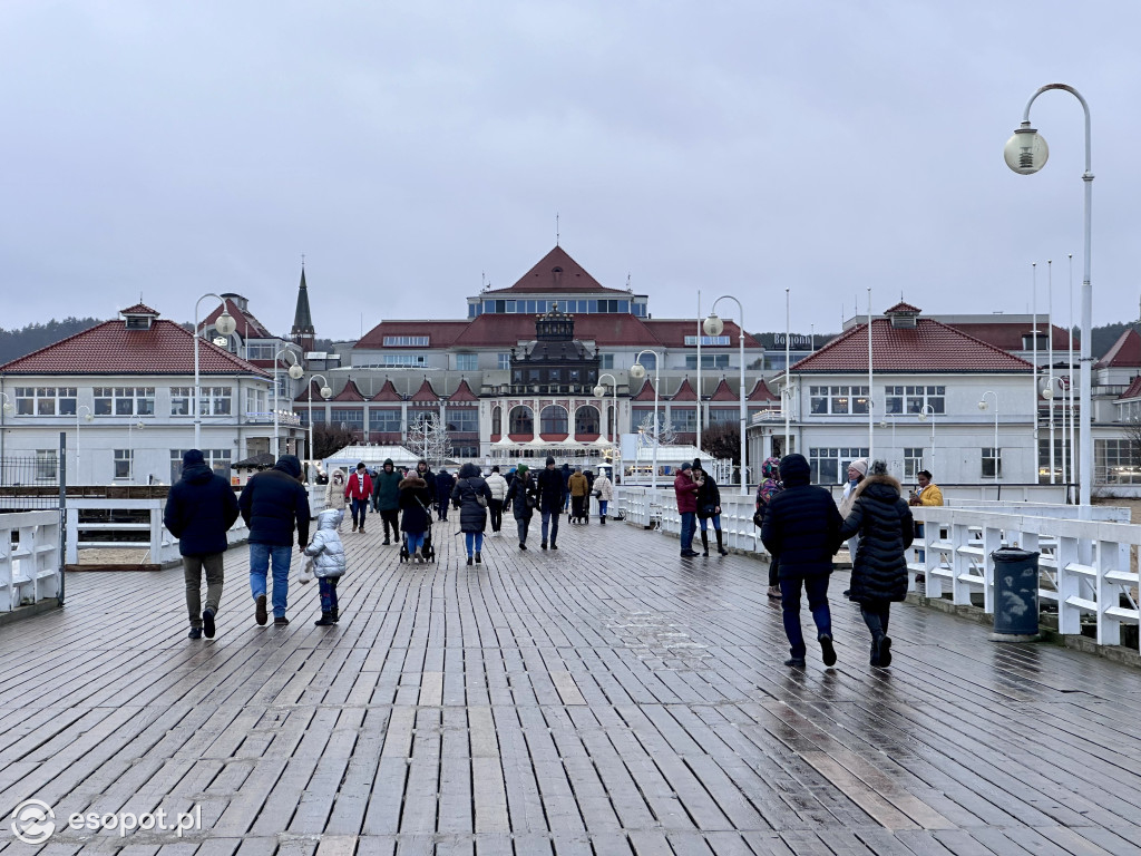 Sopot przywitał czas ferii zimowych na mokro! Pochmurny kurort na zdjęciach [FOTO]