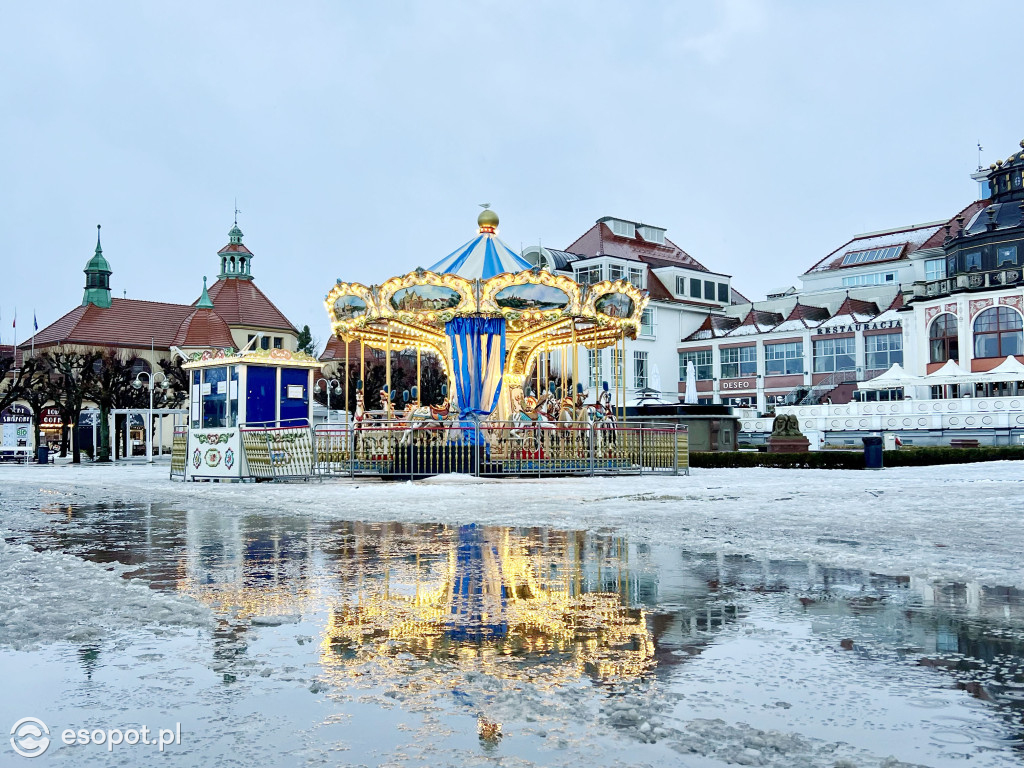 Sopot zachwyca klimatem nawet w brzydką pogodę! Deszcz ze śniegiem w kurorcie [FOTO]