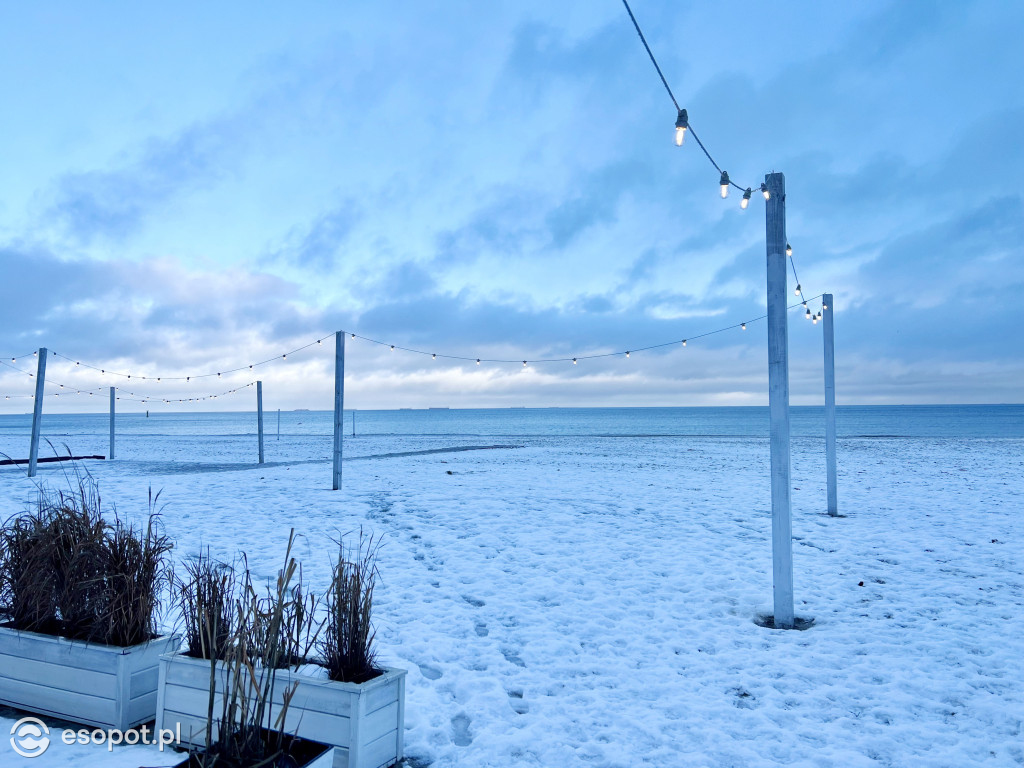 Sopot zachwyca klimatem nawet w brzydką pogodę! Deszcz ze śniegiem w kurorcie [FOTO]