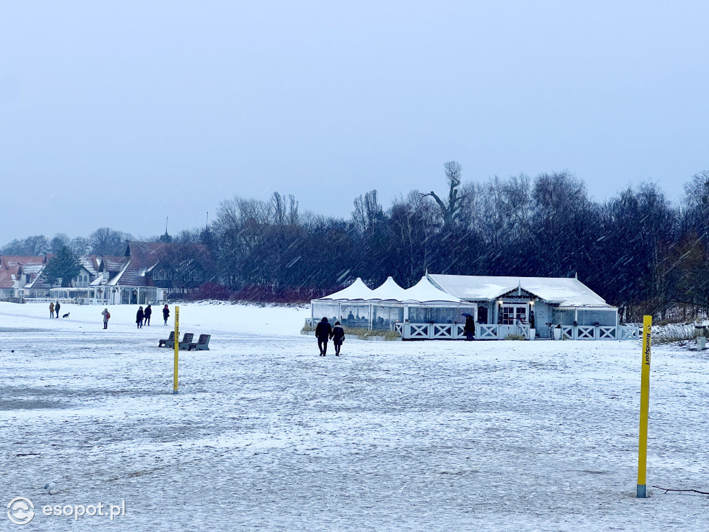 Sopot zachwyca klimatem nawet w brzydką pogodę! Deszcz ze śniegiem w kurorcie [FOTO]