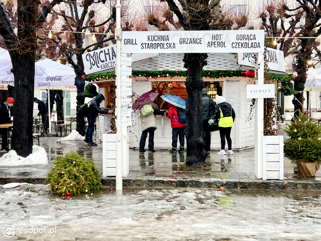 Sopot zachwyca klimatem nawet w brzydką pogodę! Deszcz ze śniegiem w kurorcie [FOTO]