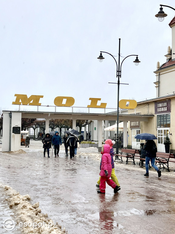 Sopot zachwyca klimatem nawet w brzydką pogodę! Deszcz ze śniegiem w kurorcie [FOTO]