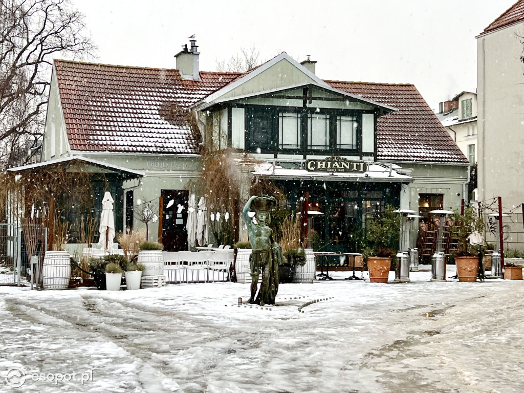 Sopot zachwyca klimatem nawet w brzydką pogodę! Deszcz ze śniegiem w kurorcie [FOTO]