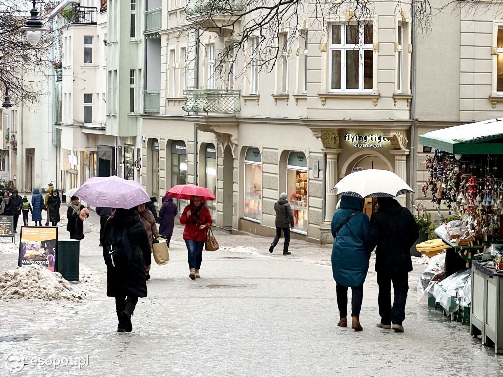 Sopot zachwyca klimatem nawet w brzydką pogodę! Deszcz ze śniegiem w kurorcie [FOTO]