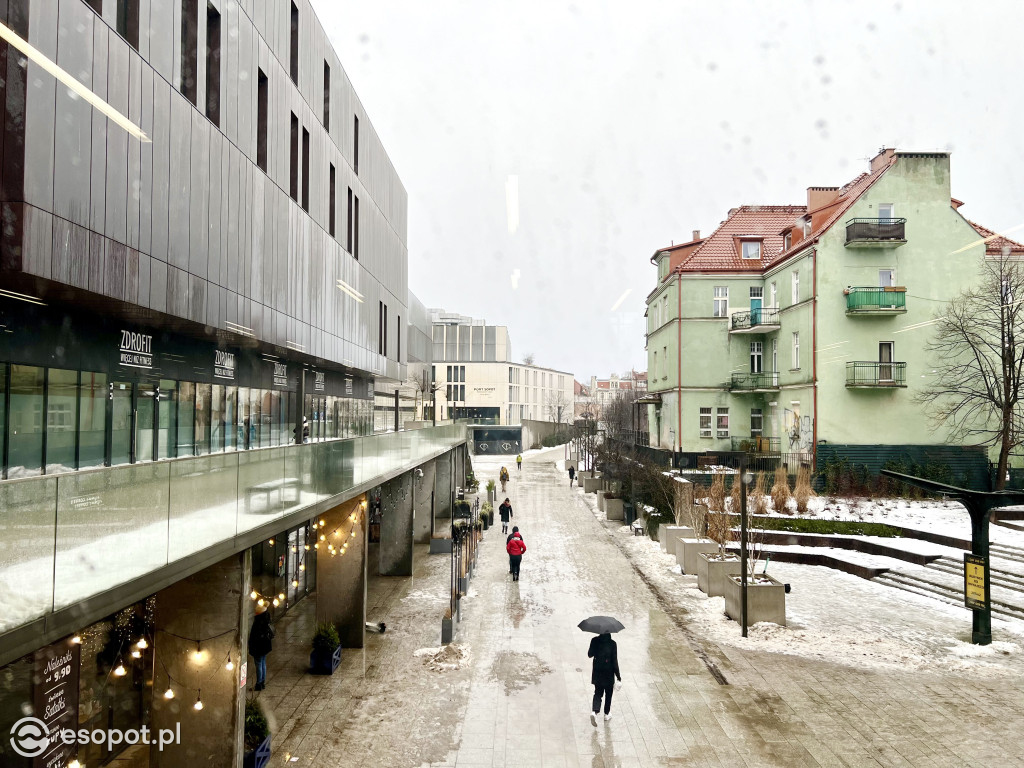 Sopot zachwyca klimatem nawet w brzydką pogodę! Deszcz ze śniegiem w kurorcie [FOTO]